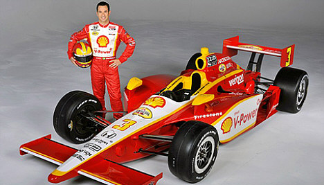 Her ses Helio Castroneves ved den Shell V-Power-Pennzoil Ultra dekorerede IndyCar series racer som han skal køre med i Indianapolis 500 løbet.